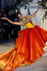 2008628818_ChristianDior1997HauteCouture27.thumb.jpg.fb1b6ee8871573fc504b240ef9b68fc9.jpg
