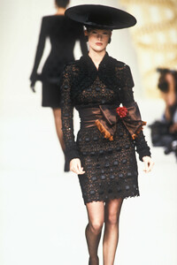2127387630_PierreBalmain1993HauteCouture38.thumb.jpg.eb6cd70c35f5ca6e814f98396bf2c894.jpg