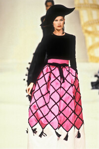 365351190_PierreBalmain1993HauteCouture66.thumb.jpg.fc4d7eb55408c2432129a41486f9e562.jpg