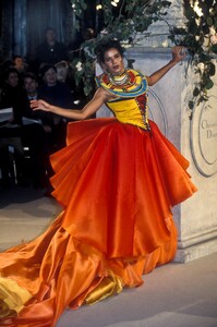 770348948_ChristianDior1997HauteCouture26.thumb.jpg.a6bb42d39817e3a3f93652126ed1ee14.jpg