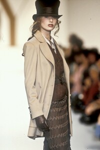 990329135_Valentino1993WomenRTW155.thumb.jpg.86f29395484f18c0d2d98c14dad91066.jpg