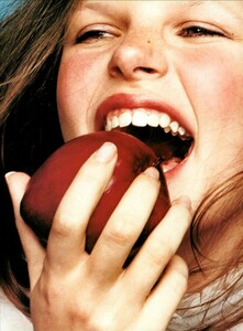 Smile_Please_Constaine_Vogue_Italia_August_1999_04.thumb.jpg.630f20d63724e22e4fc238df771c9e6f.jpg