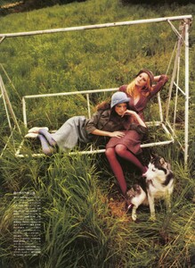 VogueJP_October2004_TrackingTheGirls_03.jpg