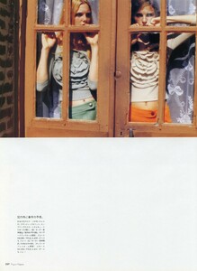 VogueJP_October2004_TrackingTheGirls_05.jpg