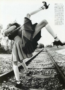 VogueJP_October2004_TrackingTheGirls_07.jpg