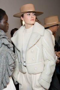 backstage-defile-alberta-ferretti-automne-hiver-2019-2020-milan-coulisses-195.thumb.jpg.87e2553c6b6d919b01ee05fb0db8063b.jpg