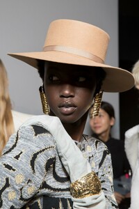 backstage-defile-alberta-ferretti-automne-hiver-2019-2020-milan-coulisses-63.thumb.jpg.803fb4e9e63d16209d6fe02f553be869.jpg