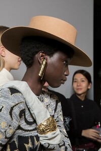 backstage-defile-alberta-ferretti-automne-hiver-2019-2020-milan-coulisses-64.thumb.jpg.111bd61a55b354ae2523c504890d452d.jpg