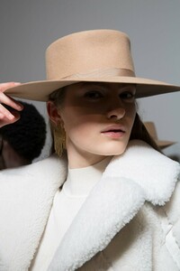 backstage-defile-alberta-ferretti-automne-hiver-2019-2020-milan-coulisses-65.thumb.jpg.54b30b6e8c0215a7da5d447b9ab6f2a4.jpg