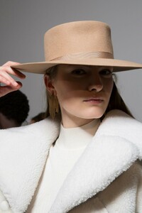 backstage-defile-alberta-ferretti-automne-hiver-2019-2020-milan-coulisses-66.thumb.jpg.0fca8a54d716241b14f3147befbdd95f.jpg