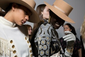 backstage-defile-alberta-ferretti-automne-hiver-2019-2020-milan-coulisses-78.thumb.jpg.c7c5e0f2d9aa8cebc440c958f5812e69.jpg