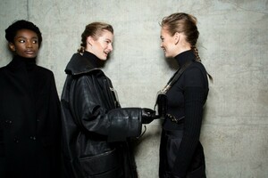 backstage-defile-max-mara-automne-hiver-2019-2020-milan-coulisses-73.thumb.jpg.91c08a0ad1439973fa5800610c2fedc9.jpg