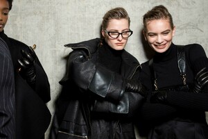 backstage-defile-max-mara-automne-hiver-2019-2020-milan-coulisses-77.thumb.jpg.689db5758f591e755811f5e0dab8feb9.jpg