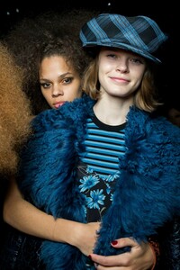 backstage-defile-michael-kors-automne-hiver-2019-2020-new-york-coulisses-105.thumb.jpg.20bc9f5a29588d293215adeb9ba455fe.jpg