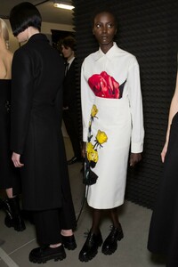 backstage-defile-prada-automne-hiver-2019-2020-milan-coulisses-67.thumb.jpg.aeddc562a53a3f53ba8b9a1dce6aa811.jpg