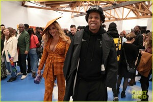 beyonce-jay-z-couple-up-at-dreamweavers-exhibition-opening-celebration-01.JPG
