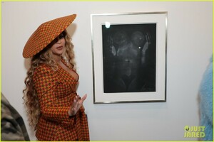 beyonce-jay-z-couple-up-at-dreamweavers-exhibition-opening-celebration-08.JPG
