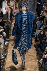 defile-michael-kors-automne-hiver-2019-2020-new-york-look-47.thumb.jpg.97d651c5c1a7e883e4c631d9aec9ba11.jpg