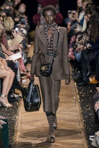 defile-michael-kors-automne-hiver-2019-2020-new-york-look-7.thumb.jpg.188618df7ff064dd12a6c626cdd234d6.jpg