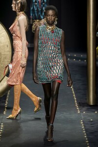 defile-versace-automne-hiver-2019-2020-milan-look-34.thumb.jpg.3caeef3b696e753b889db8437187c3ed.jpg