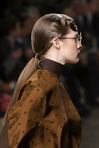detail-defile-fendi-automne-hiver-2019-2020-milan-detail-147.thumb.jpg.b058abe85c8433613d4b4b79c3fb03d1.jpg