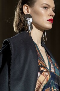 detail-defile-salvatore-ferragamo-automne-hiver-2019-2020-milan-detail-126.thumb.jpg.242beaf91854a76f4e181e32f3f53f03.jpg