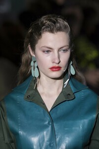 detail-defile-salvatore-ferragamo-automne-hiver-2019-2020-milan-detail-200.thumb.jpg.6898137eb6508b00614a8bc5ba2458fe.jpg