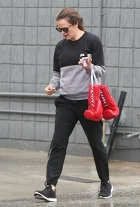 jennifer-garner-arrives-at-a-boxing-class-in-santa-monica-01-31-2019-0.jpg