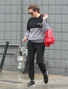 jennifer-garner-arrives-at-a-boxing-class-in-santa-monica-01-31-2019-1.jpg