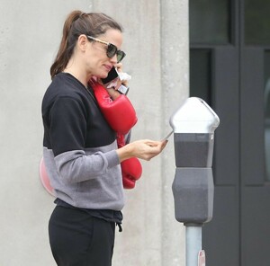jennifer-garner-arrives-at-a-boxing-class-in-santa-monica-01-31-2019-2.jpg