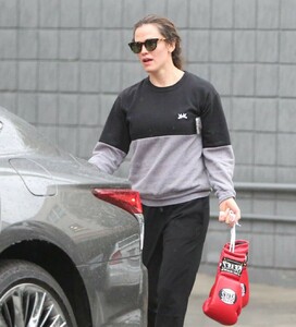 jennifer-garner-arrives-at-a-boxing-class-in-santa-monica-01-31-2019-6.jpg