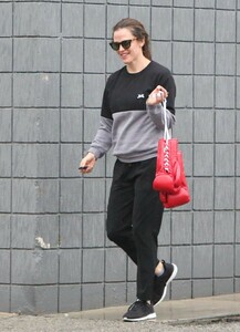 jennifer-garner-arrives-at-a-boxing-class-in-santa-monica-01-31-2019-7.jpg