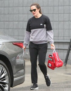 jennifer-garner-arrives-at-a-boxing-class-in-santa-monica-01-31-2019-8.jpg