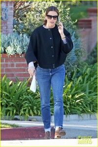 jennifer-garner-santa-monica-february-2019-01.jpg
