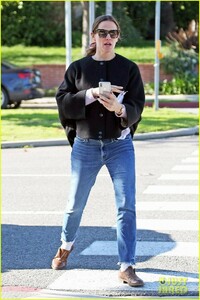 jennifer-garner-santa-monica-february-2019-03.jpg