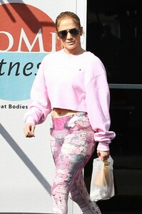 jennifer-lopez-leaves-somi-fitness-in-miami-01-31-2019-0.jpg