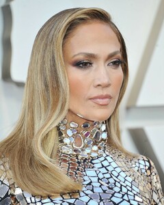 jennifer-lopez-oscars-2019-red-carpet-0.jpg