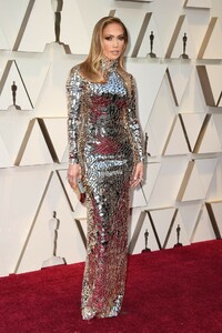 jennifer-lopez-oscars-2019-red-carpet-12.jpg
