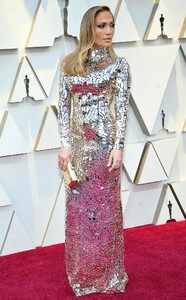 jennifer-lopez-oscars-2019-red-carpet-2.jpg