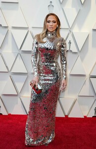 jennifer-lopez-oscars-2019-red-carpet-3.jpg