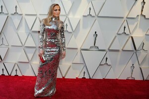 jennifer-lopez-oscars-2019-red-carpet-4.jpg