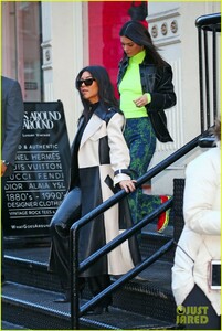 kendall-jenner-hangs-with-ben-simmons-and-kourtney-kardashian-in-nyc-05.jpg