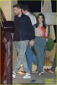 kourtney-kardashian-scott-disick-kris-jenner-jonathan-cheban-birthday-01.thumb.jpg.08f95f167a96928646ef61da65fe25be.jpg