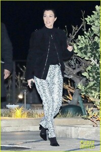 kourtney-kardashian-travis-barker-hang-out-malibu-07.jpg