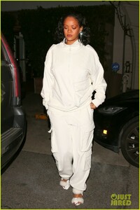 rihanna-dinner-with-manager-in-santa-monica-04.jpg