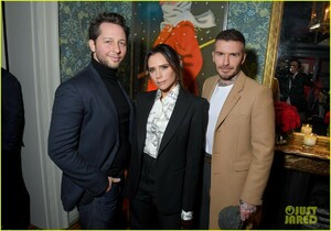 victoria-beckham-supported-by-david-launch-youtube-channel-09.thumb.jpg.89c459345b481f7b2f9fceb833fbc13c.jpg