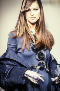 1998274858_PacoRabanne1993WomenRTW38.thumb.jpg.4f97dec3d91af672af9bfb0f3a7f0b70.jpg