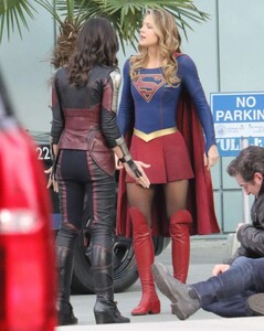 Melissa-Benoist-and-Amy-Jackson_-Filming-Supergirl--01-662x828.jpg