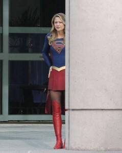 Melissa-Benoist-and-Amy-Jackson_-Filming-Supergirl--09-662x828.jpg