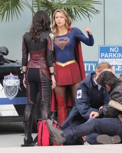 Melissa-Benoist-and-Amy-Jackson_-Filming-Supergirl--12-662x828.jpg